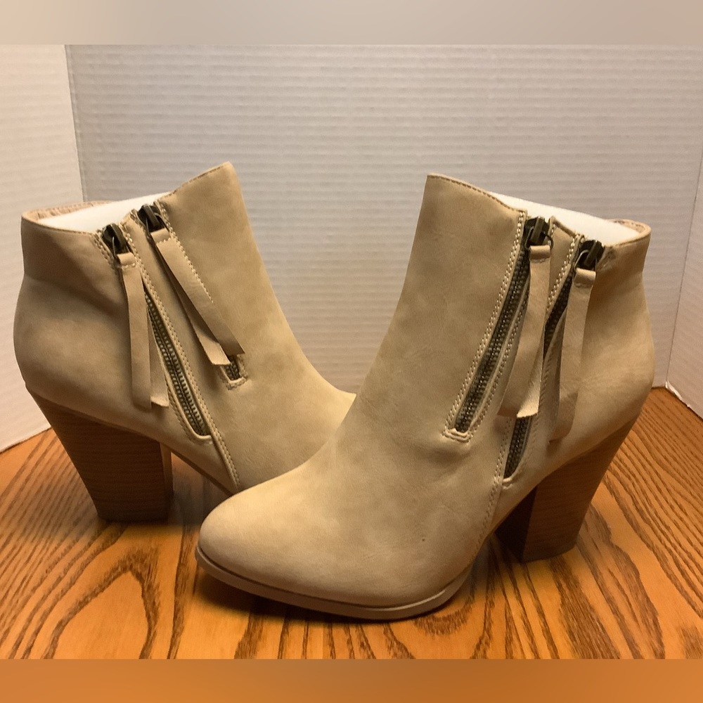 Journee Collection Women’s Taupe Vally Bootie Size 9